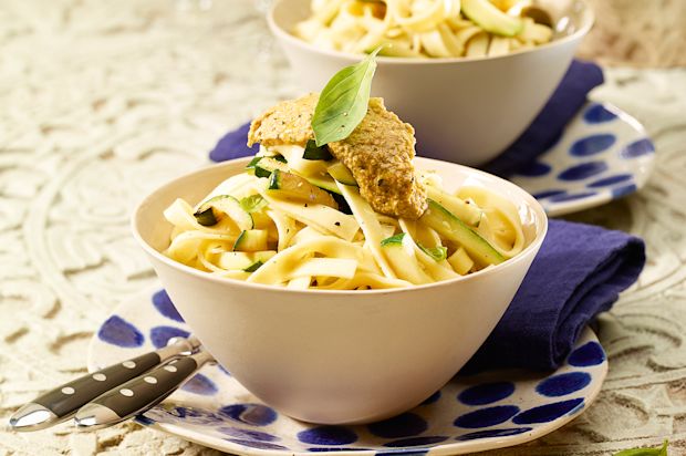 Tagliatelle mit Zucchetti und Tomaten-Mandel-Pesto