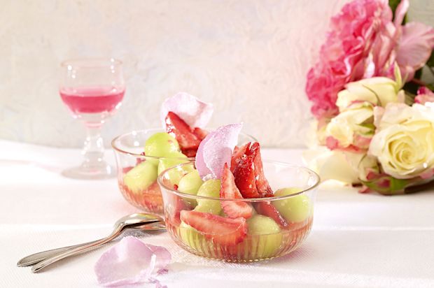 Erdbeer-Melonen-Salat mit Rosen