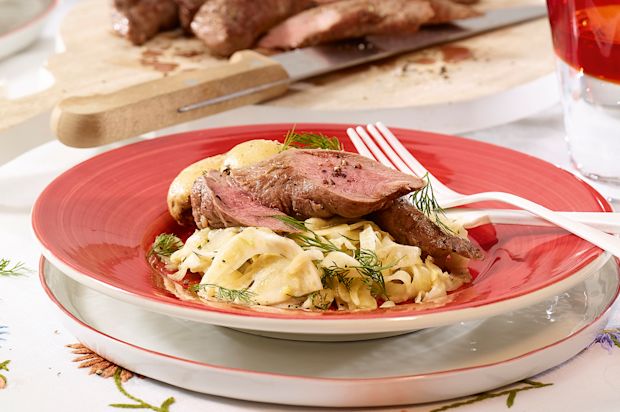 Fenchelsalat an Dill-Honig-Dressing mit Lammfilets