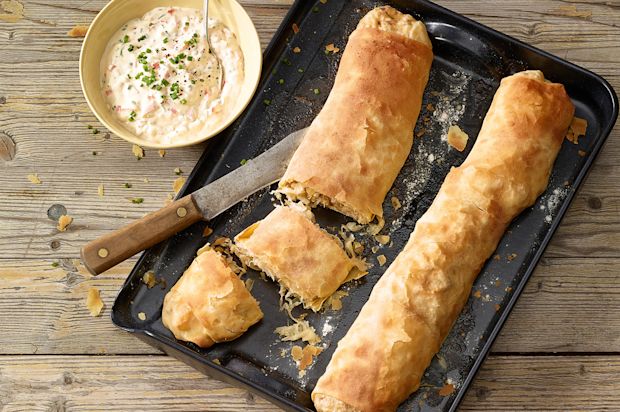 Sauerkrautstrudel mit Peperoni-Sauce