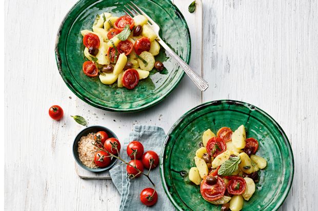 Kartoffelsalat mit Ofentomaten und Oliven