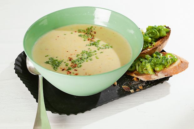 Mais-Kartoffel-Suppe mit Frühlingszwiebel-Crostini