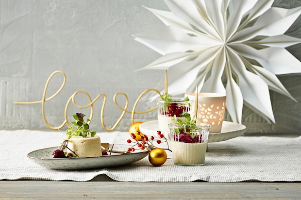 Sellerie-Panna Cotta mit Rotweinzwiebeln