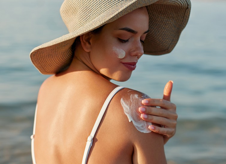 mujer con protector solar