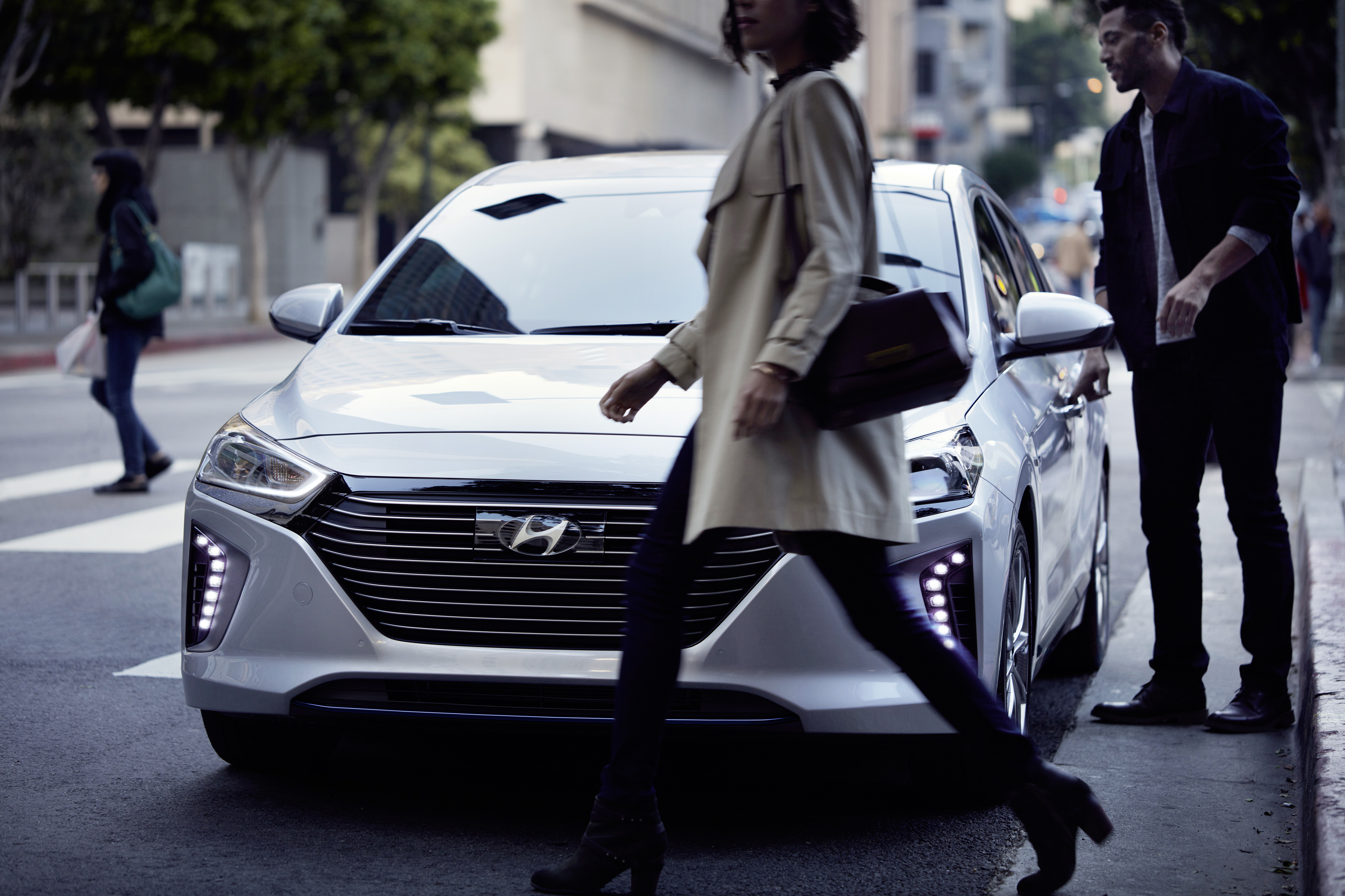 Hyundai IONIQ officiell – utmanar Prius