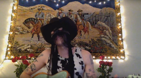 YouTube에서 라이브 공연을 하는 Orville Peck