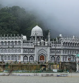 Discover colonial charm of Mall Road with TravelTaxi's heritage walks in Nainital, Uttarakhand.