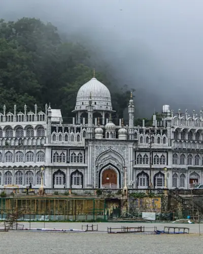 Discover colonial charm of Mall Road with TravelTaxi's heritage walks in Nainital, Uttarakhand.