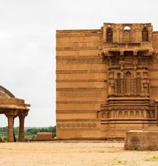 Explore majestic Gwalior Fort with TravelTaxi's guided historical tours in Madhya Pradesh.