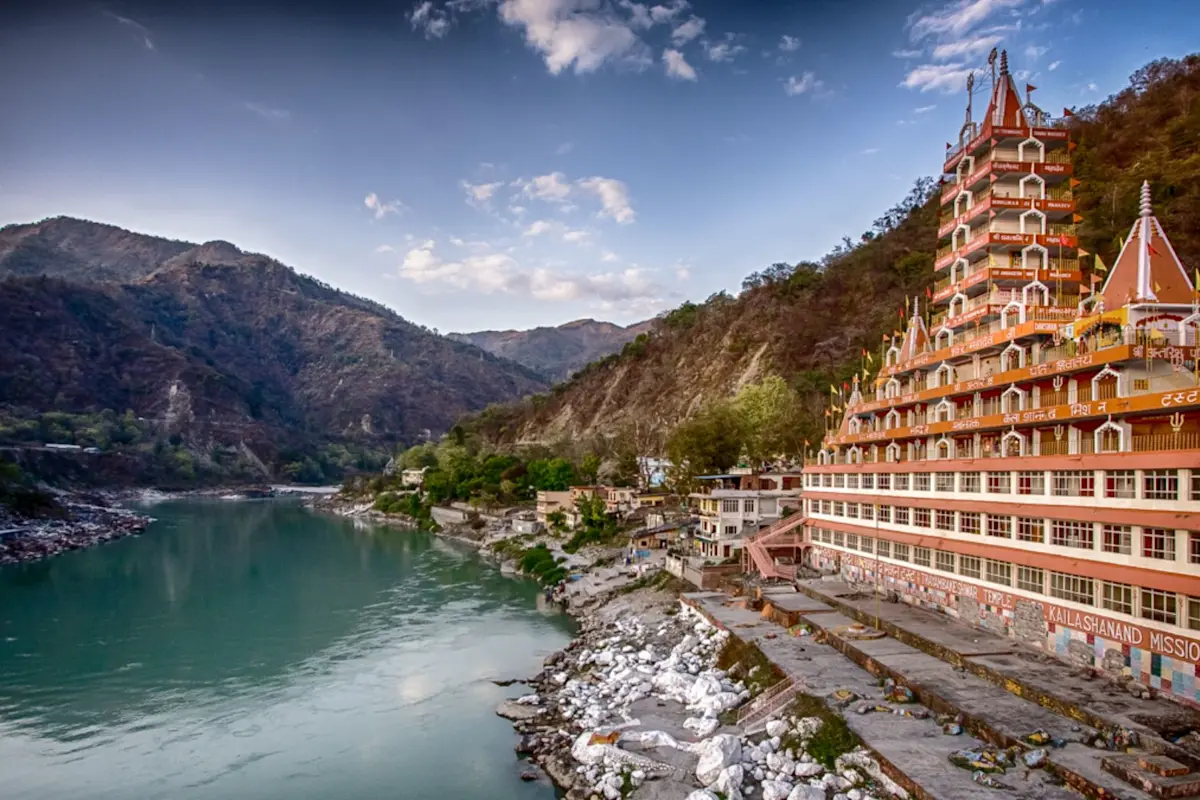 Discover yoga and meditation at ashrams with TravelTaxi's wellness tours in Rishikesh, Uttarakhand.
