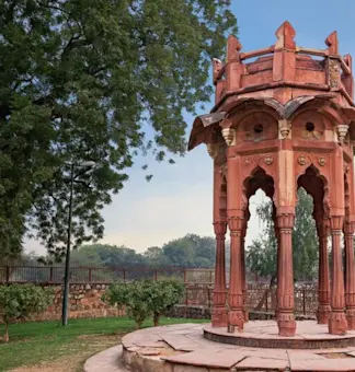 Discover culinary delights at Gaffar Market with TravelTaxi's food tours in Karol Bagh, New Delhi.