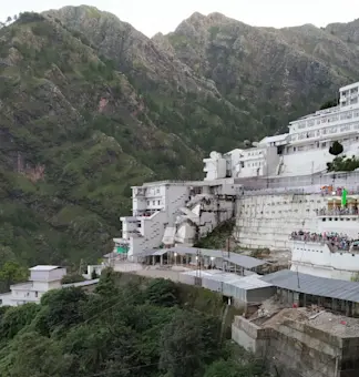 Indulge in Vaishno Devi's culinary delights with TravelTaxi - The mouthwatering Punjabi cuisine.