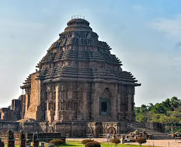 Explore the historical significance of India Gate with TravelTaxi's guided tours in Delhi.