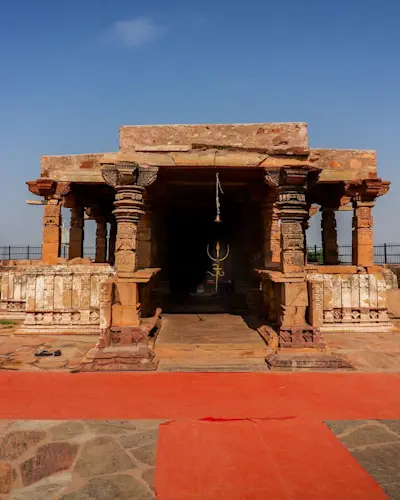 Uncover the charm of Sikar's old city with TravelTaxi's guided walking tours in Rajasthan.