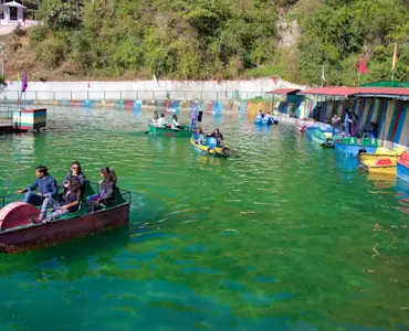 Discover Mussoorie's artistic treasures with TravelTaxi - The vibrant Tibetan markets.