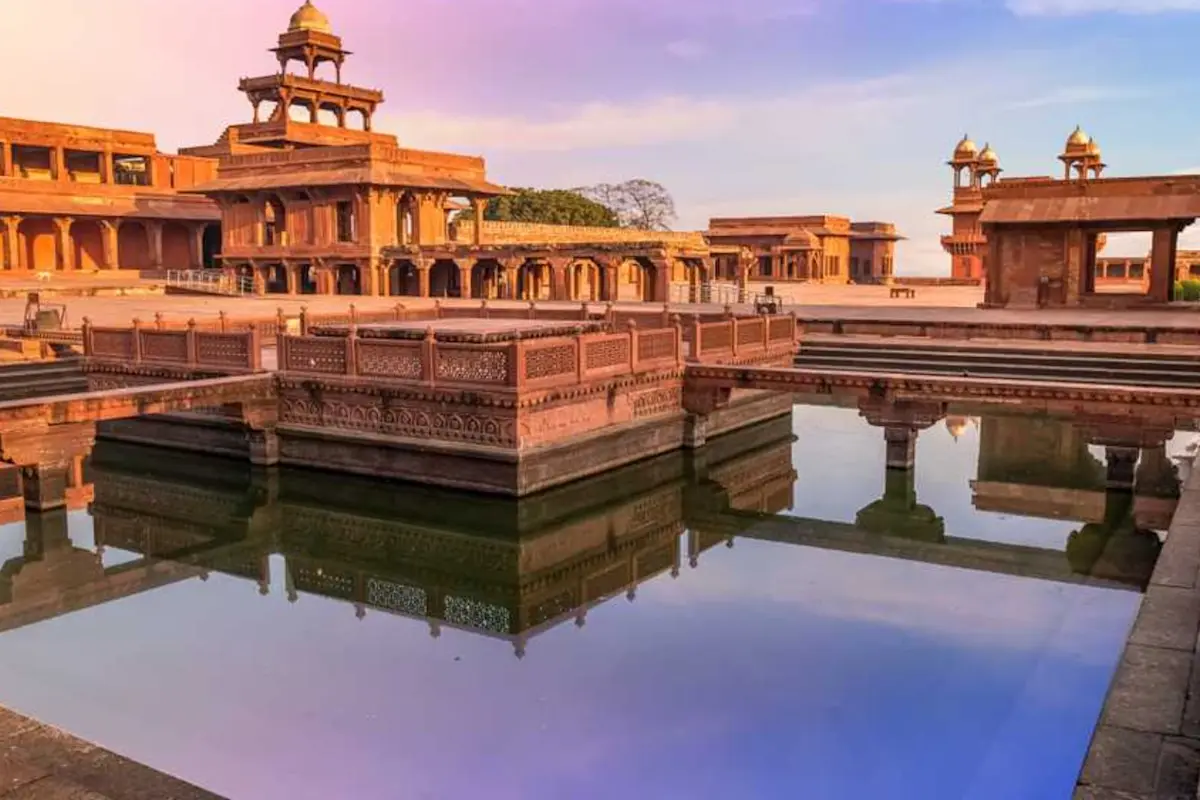 Discover the majestic Buland Darwaza at Fatehpur Sikri with TravelTaxi's guided tours in Uttar Pradesh, India.