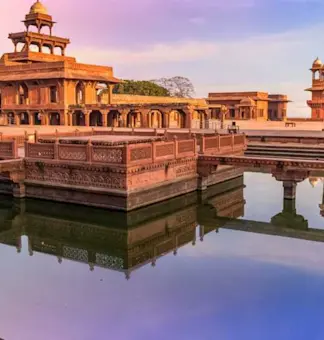 Discover the majestic Buland Darwaza at Fatehpur Sikri with TravelTaxi's guided tours in Uttar Pradesh, India.
