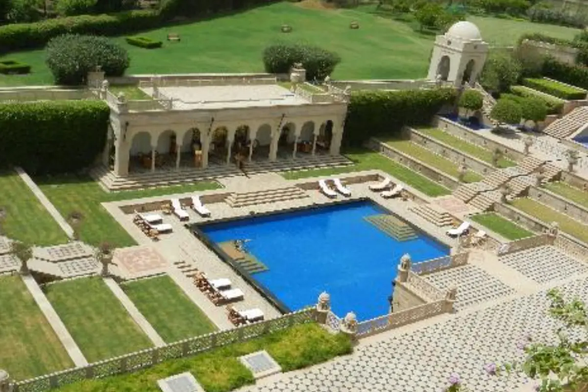 Embrace Agra's architectural marvels with TravelTaxi - The grand Agra Fort.