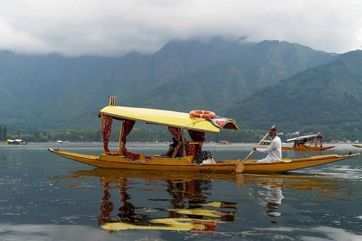 Discover the enchanting beauty of Dal Lake in Srinagar with TravelTaxi for a mesmerizing Kashmiri experience.
