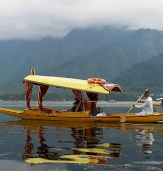 Discover the enchanting beauty of Dal Lake in Srinagar with TravelTaxi for a mesmerizing Kashmiri experience.