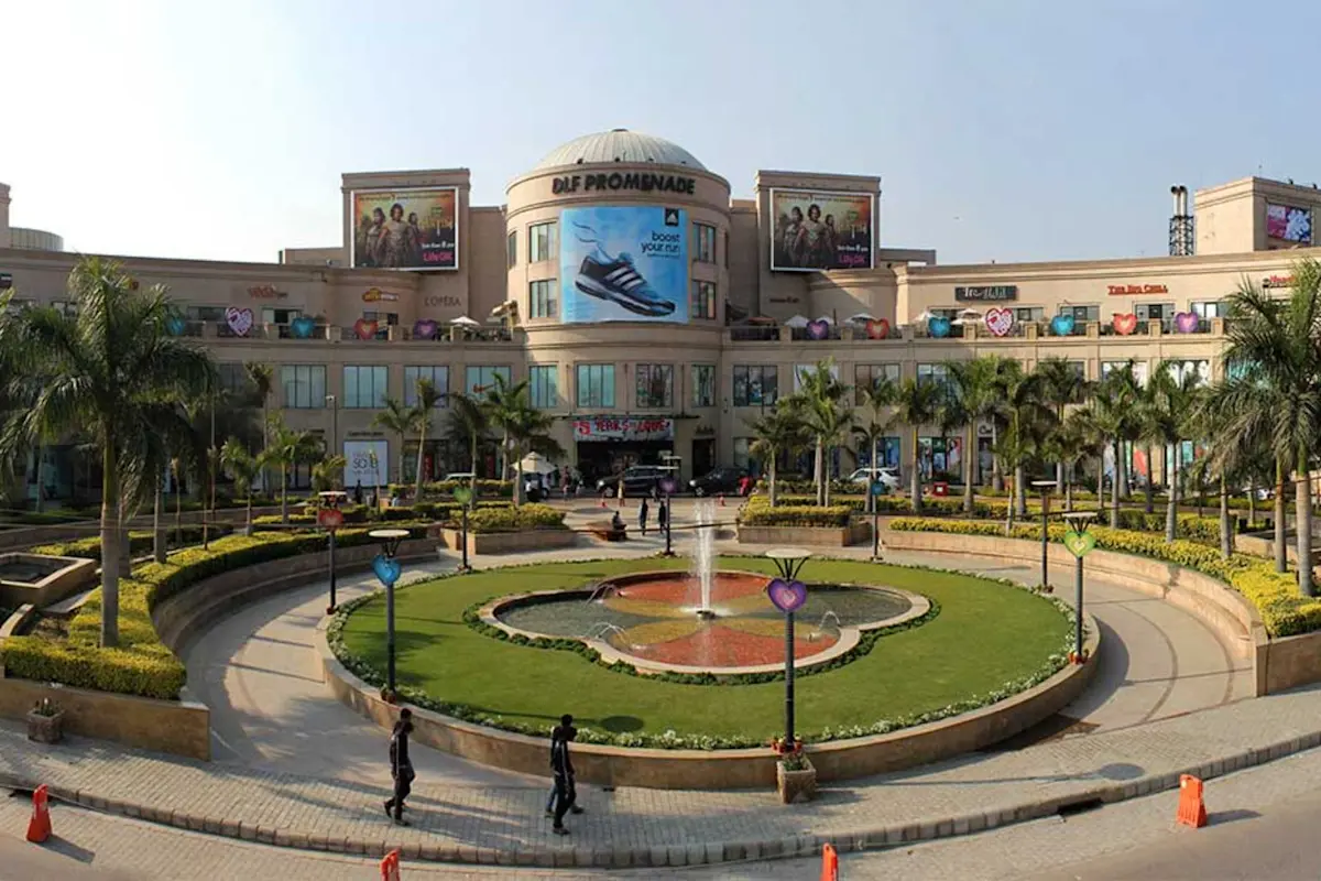 Discover cultural diversity at Dastkari Haat with TravelTaxi's artisan tours in Vasant Kunj, New Delhi.