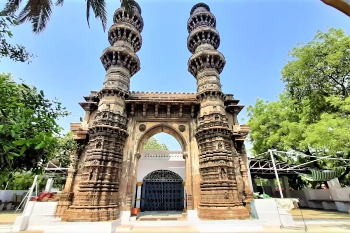 Embrace Ahmedabad's culinary delights with TravelTaxi - The mouthwatering Gujarati cuisine.