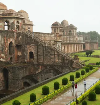 Explore the majestic Amber Fort in Jaipur with TravelTaxi - A UNESCO World Heritage Site showcasing Rajput grandeur.
