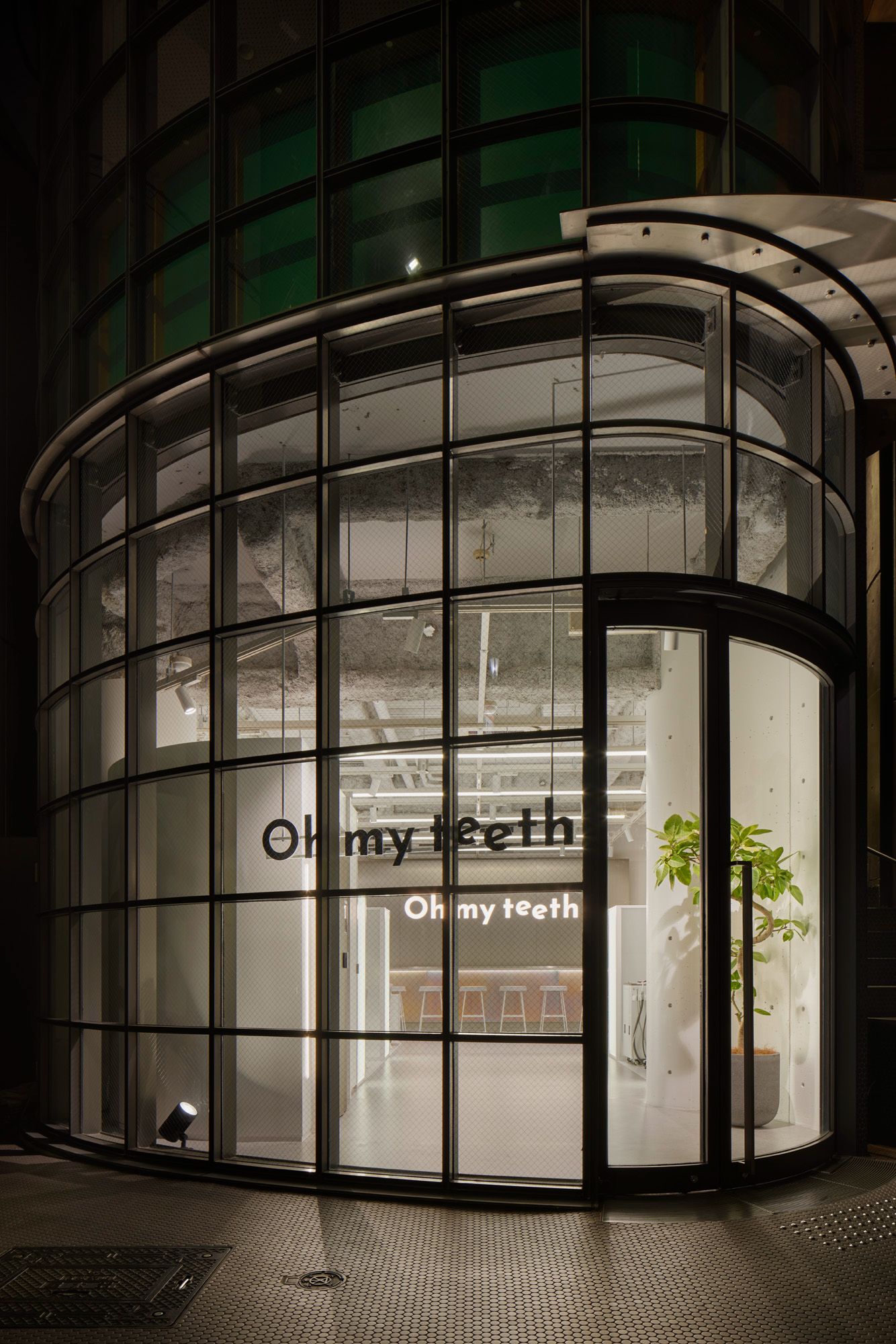 Oh my teeth 大阪心斎橋矯正歯科の外観