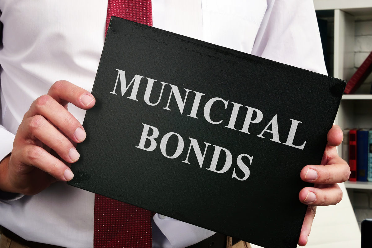 Manager shows plate with municipal bonds sign