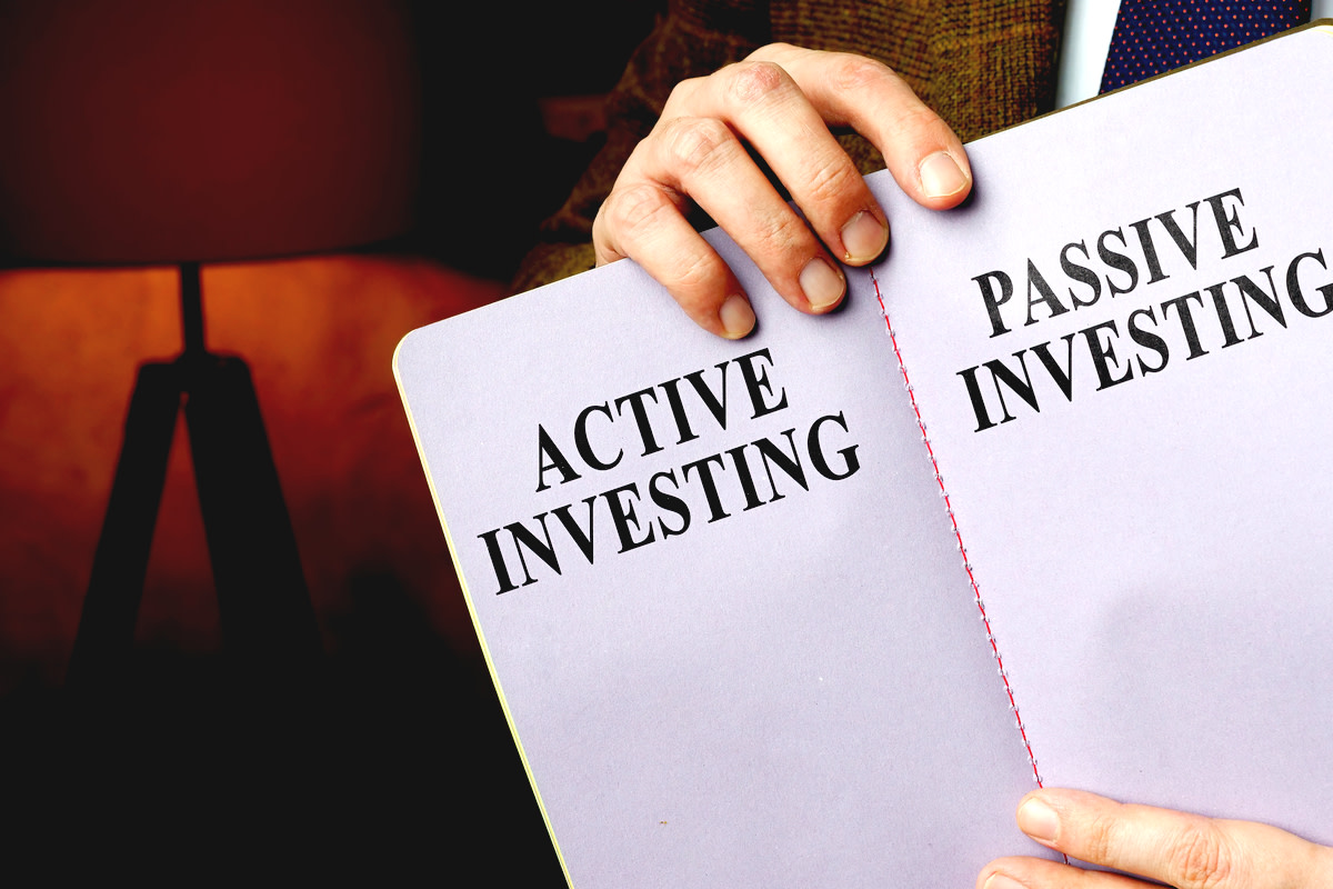 Adviser shows active investing vs passive investing pros and cons