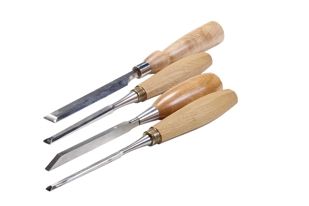various hand chisels of different sizes and beveled ends
