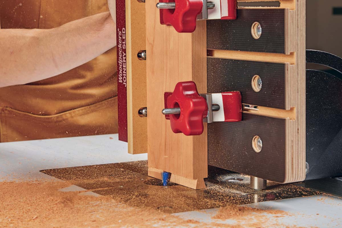 using the miter slot of a router table to attach the woodpecker joinery sled
