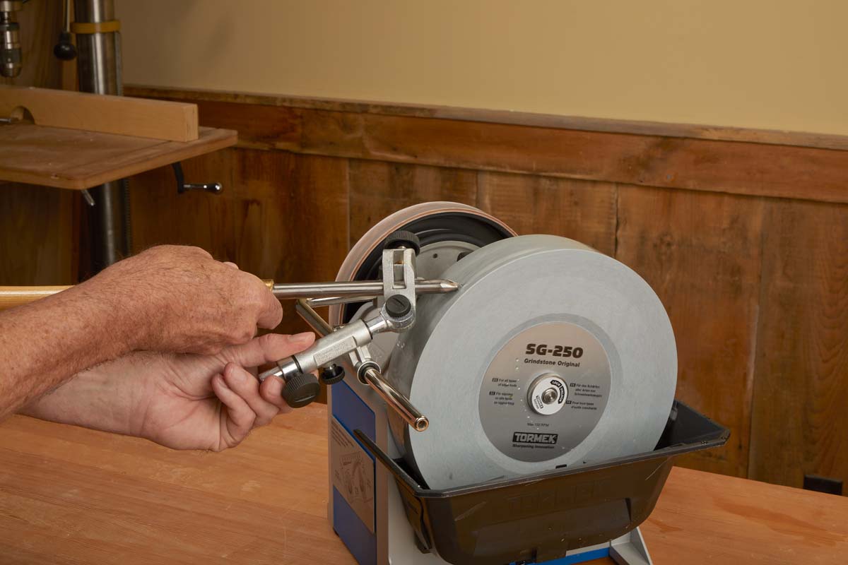 sharpening nose of turning tool with SVD-186 figure 1