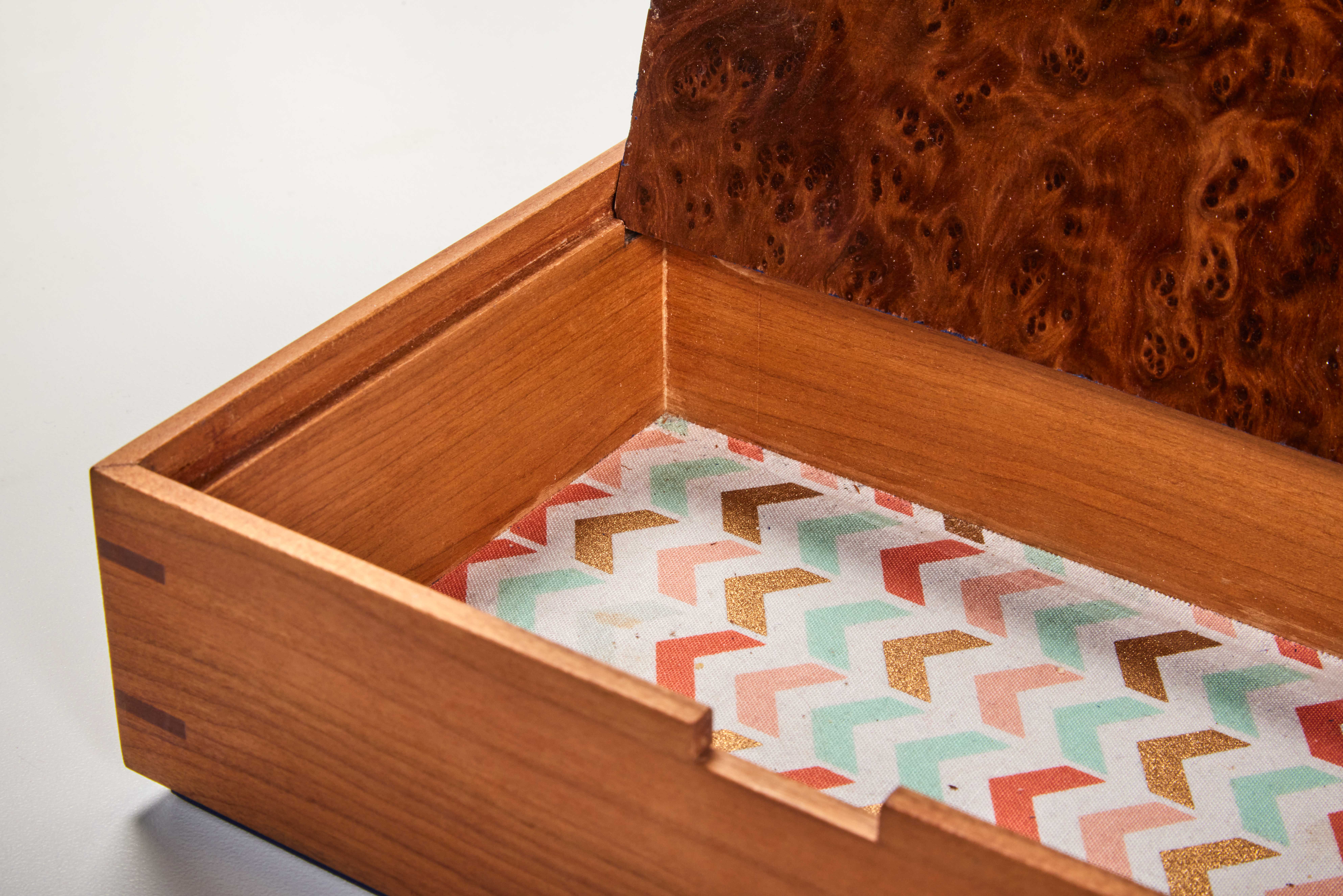 wood box with notch to flip the thin wood lid to replace the use of hinges