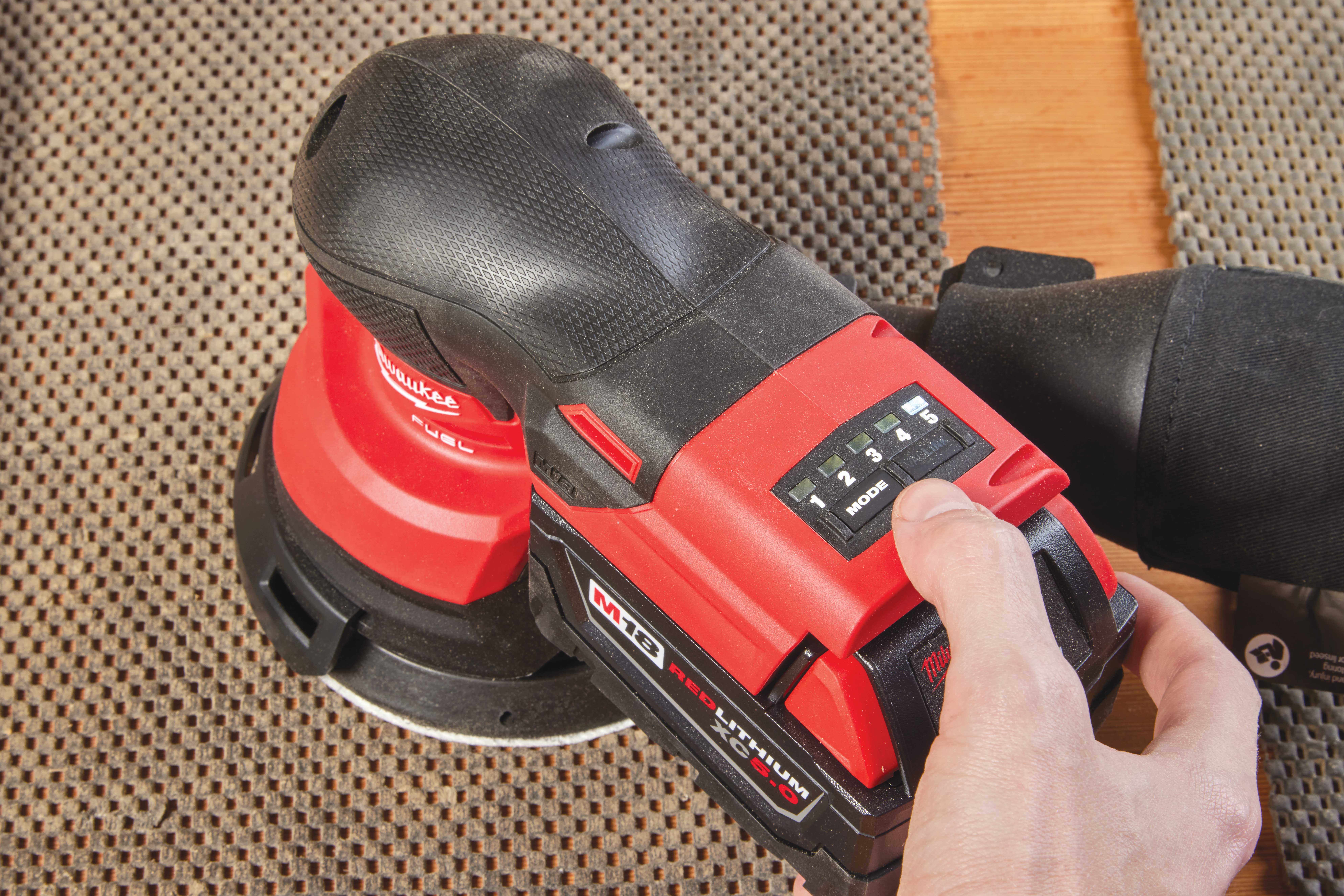 the 5 speed settings of the M18 RANDOM ORBIT SANDER
