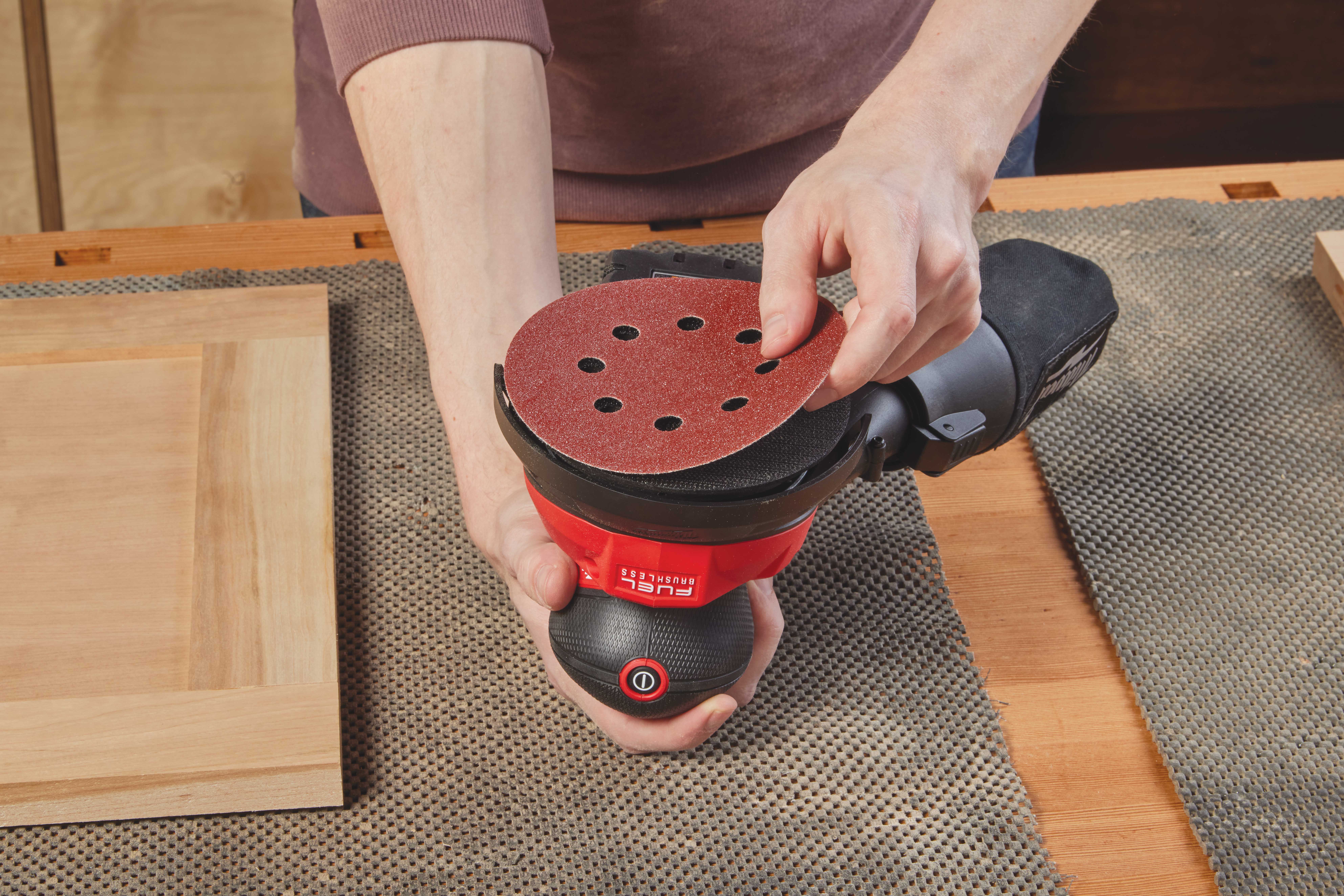 Installing sanding pad to M18 RANDOM ORBIT SANDER