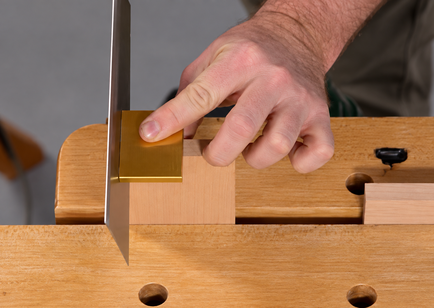 cutting-tails-half-blind-dovetails