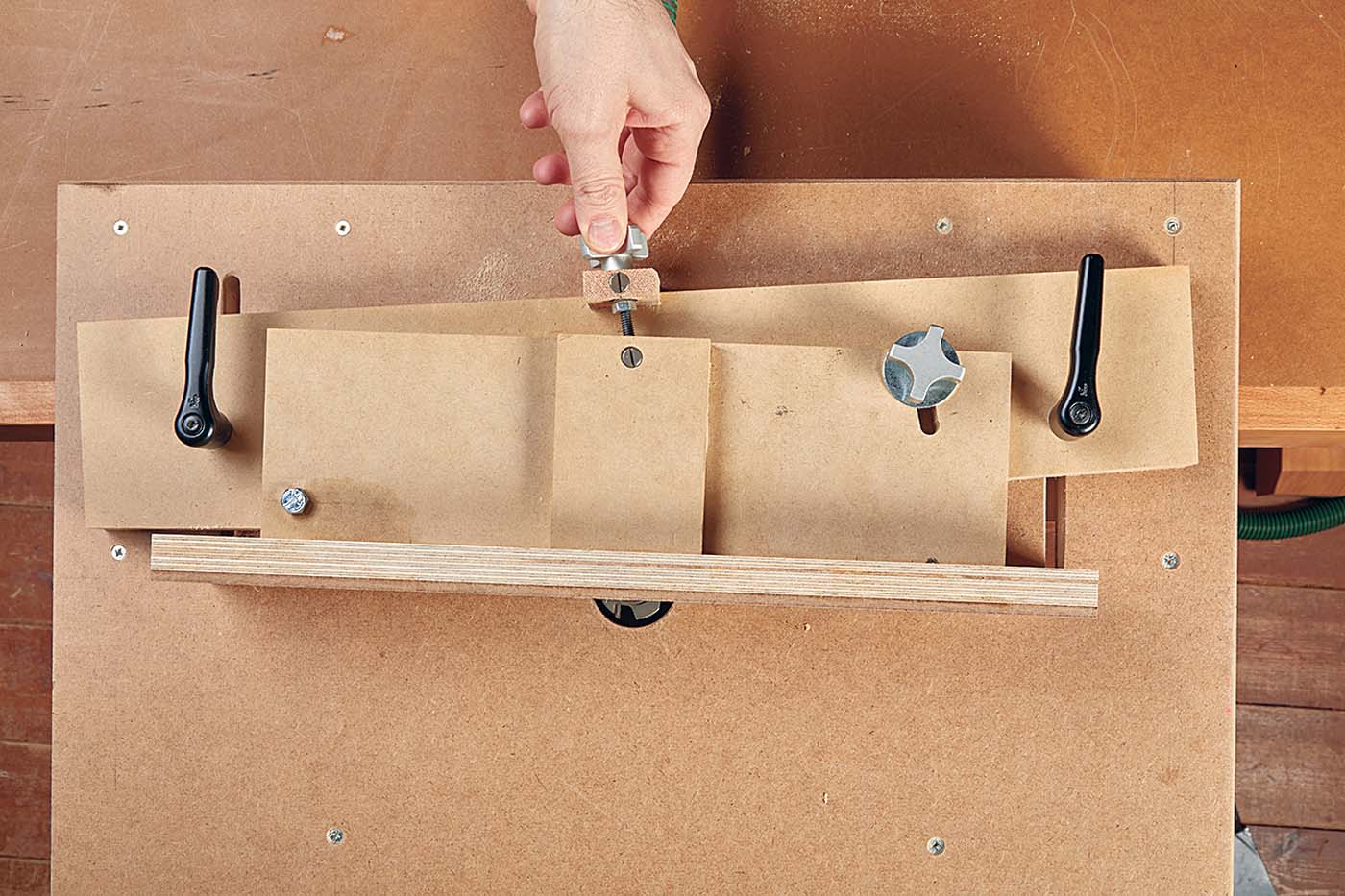 tightening knob of micro-adjustable fence