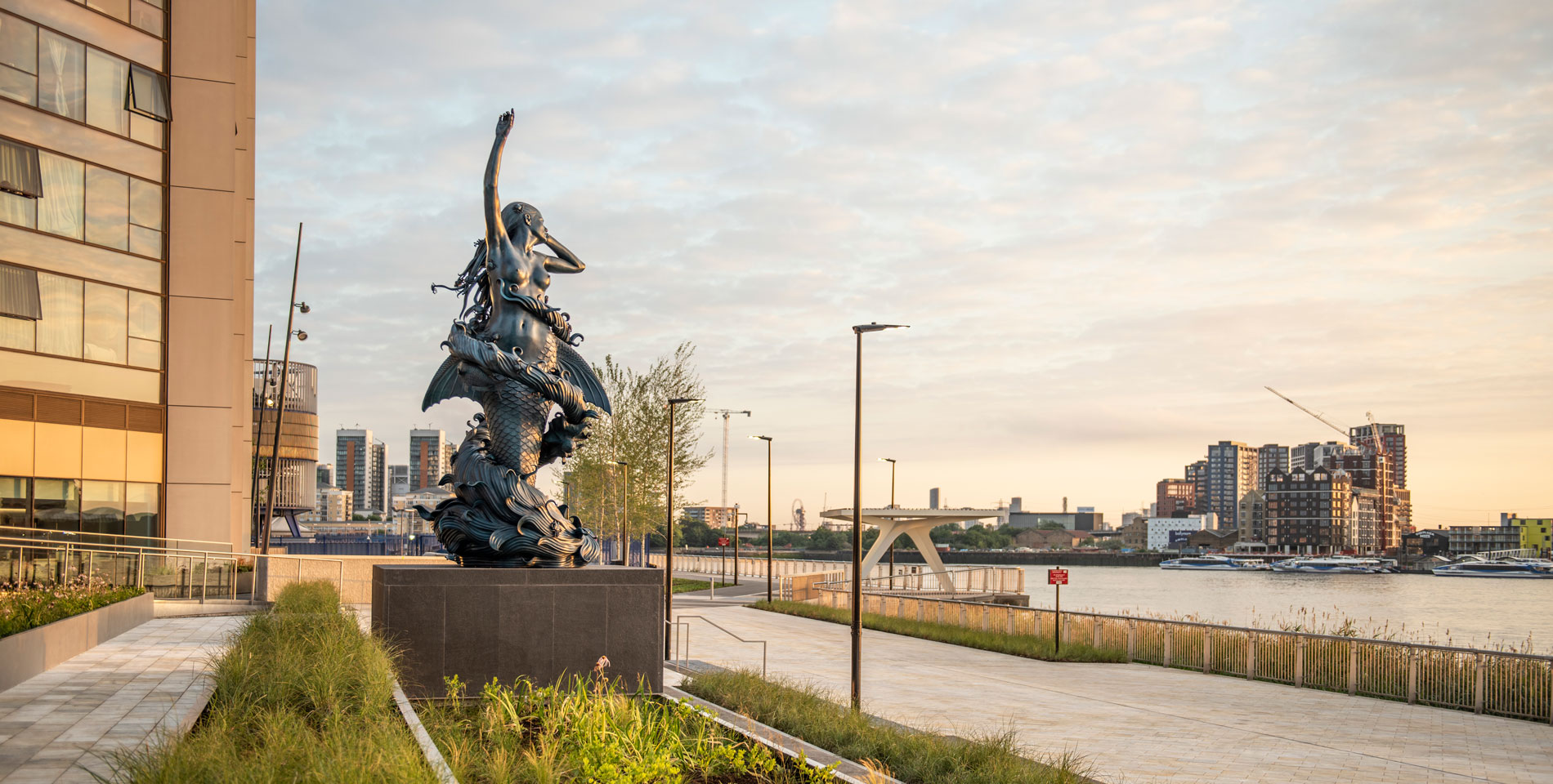 The-Tide,-Greenwich-Peninsula,-Damien-Hirst-Mermaid-@Charles-Emerson