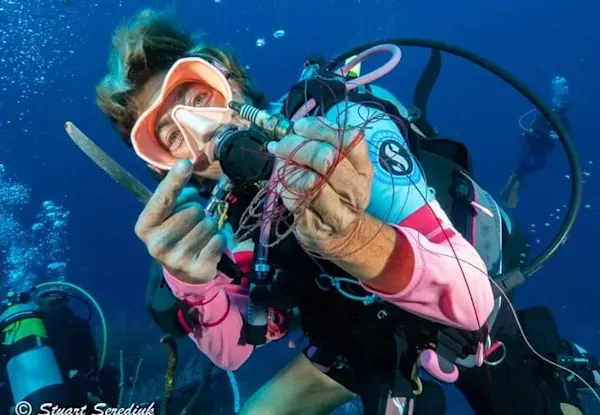 Rebel diving (3)