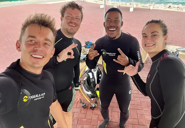 Relaxed divers (2)