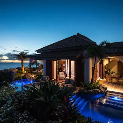 superior-beach-front-pool-suite-by-night-2-vpiux6-764686