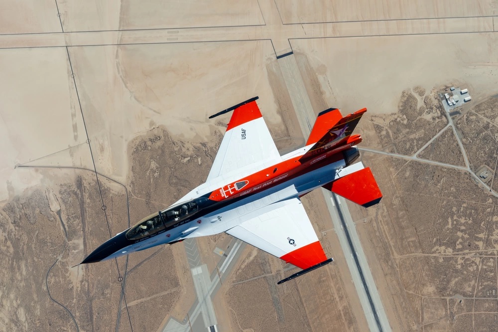 米軍、AI自律戦闘機「X-62A」の戦闘テストに成功