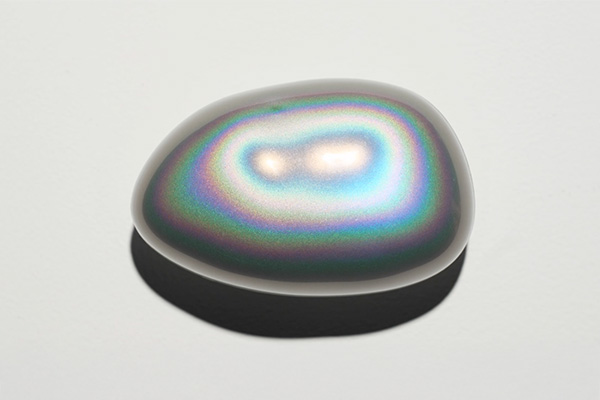 特殊な振動で、腕が引っ張られるような錯覚を引き起こすふしぎな石ころ