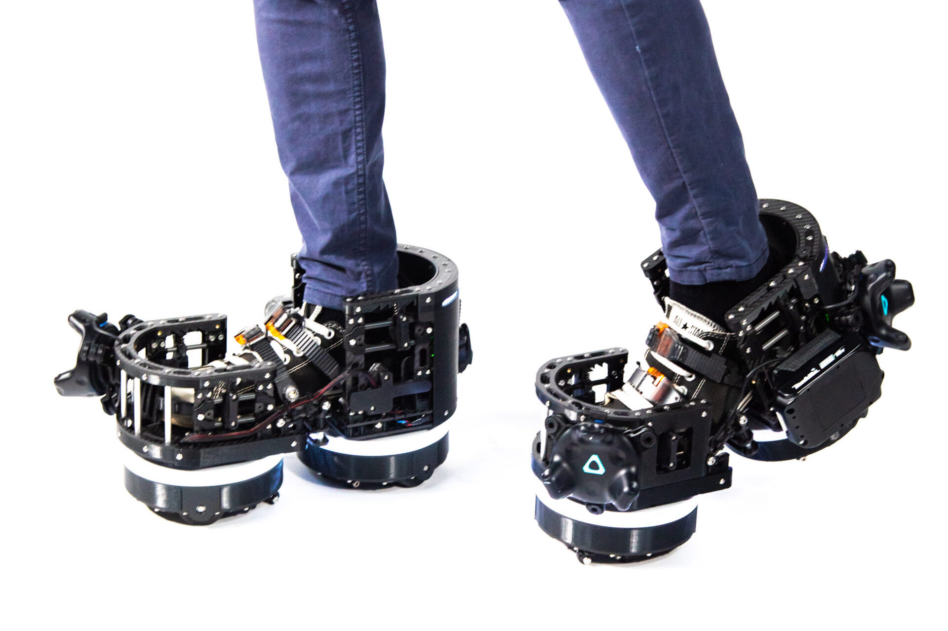 バーチャル空間での「歩行感」を実現するVR用ブーツ
