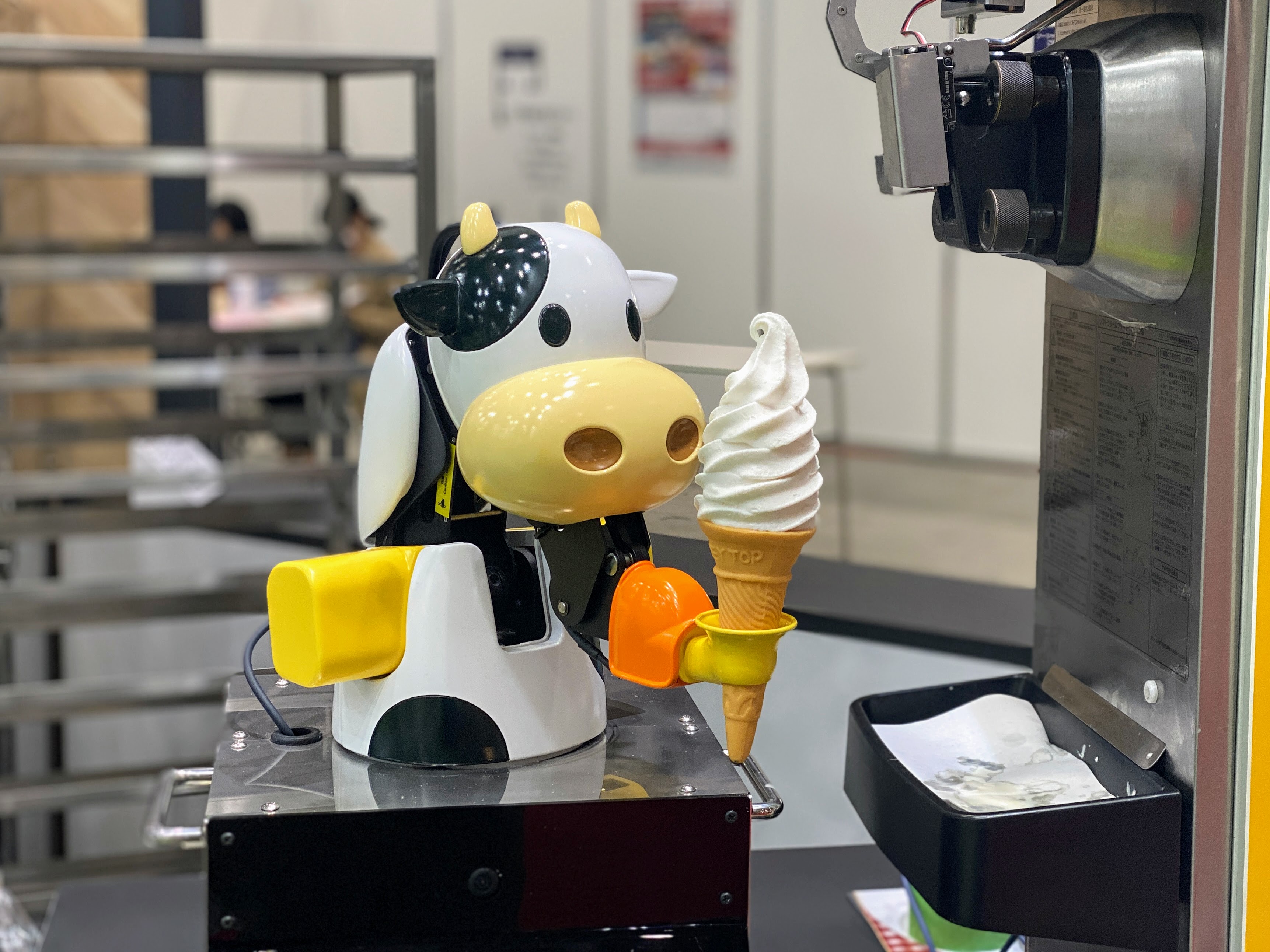 非接触型ロボットがソフトクリームを作り商品提供─コネクテッドロボティクスが実証実験開始