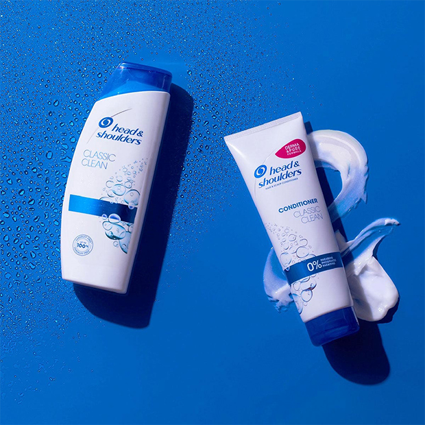 Head&Shoulders Classic Clean Shampoo and Conditioner bottles on the blue background.