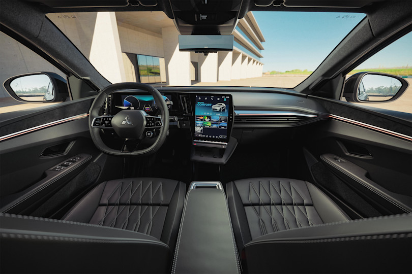 Foto: Interiørbilde som viser sorte forseter, skjerm og ratt i Eclipse Cross