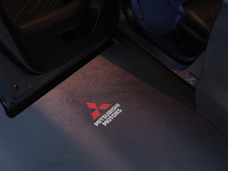 Prosjektorlys utvendig. Lys med Mitsubishi Motors logo