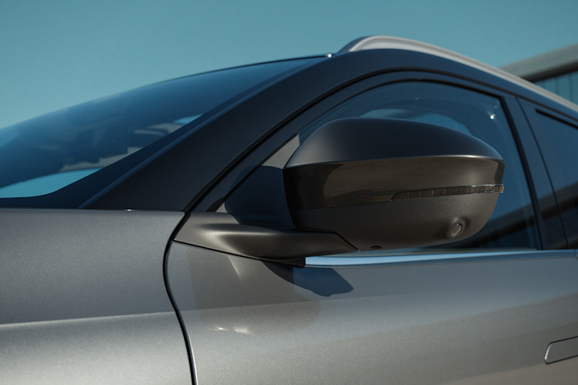 Foto: Eclipse Cross i fargen grå som viser speilet på førersiden